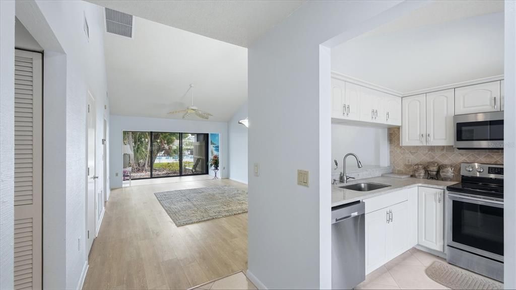 For Sale: $250,000 (2 beds, 2 baths, 1064 Square Feet)