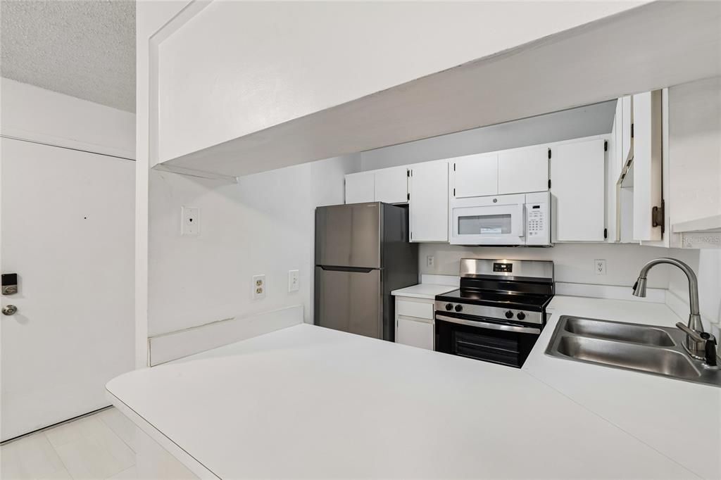 For Rent: $2,200 (2 beds, 2 baths, 741 Square Feet)
