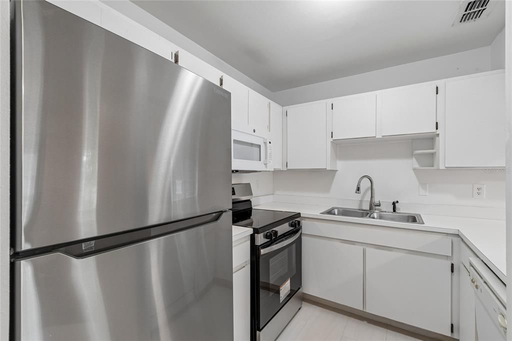 For Rent: $2,200 (2 beds, 2 baths, 741 Square Feet)