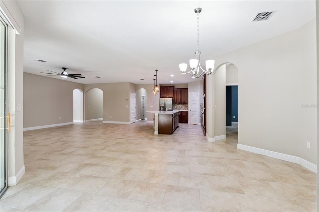 Activo con contrato: $650,000 (4 camas, 3 baños, 2744 Pies cuadrados)