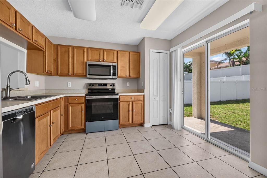 En Venta: $359,000 (5 camas, 2 baños, 2280 Pies cuadrados)