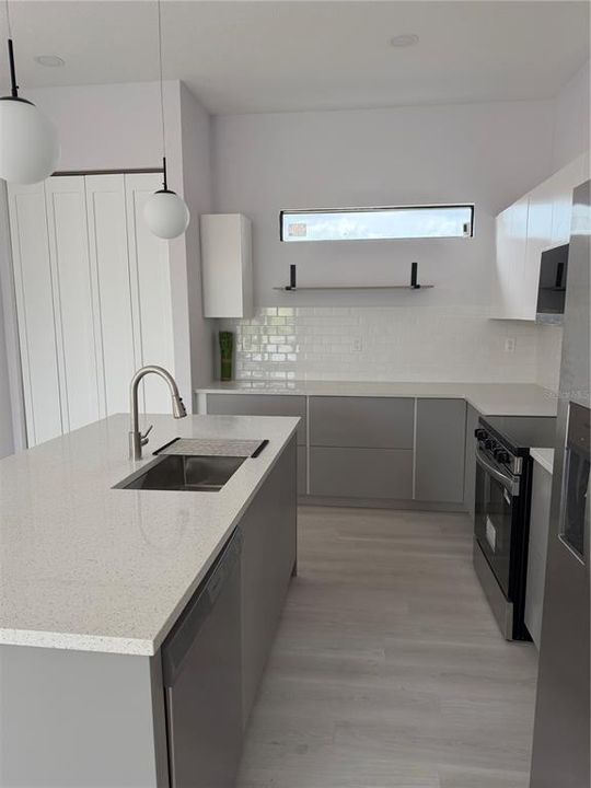 На продажу: $399,000 (4 спален, 2 ванн, 1570 Квадратных фут)