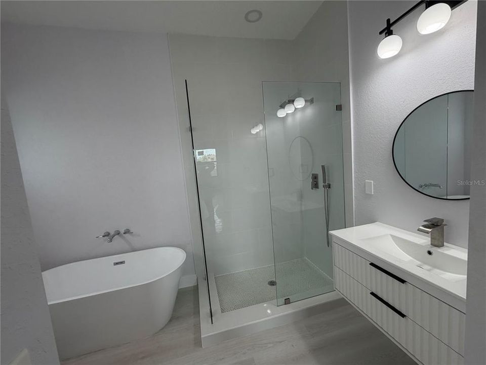На продажу: $399,000 (4 спален, 2 ванн, 1570 Квадратных фут)