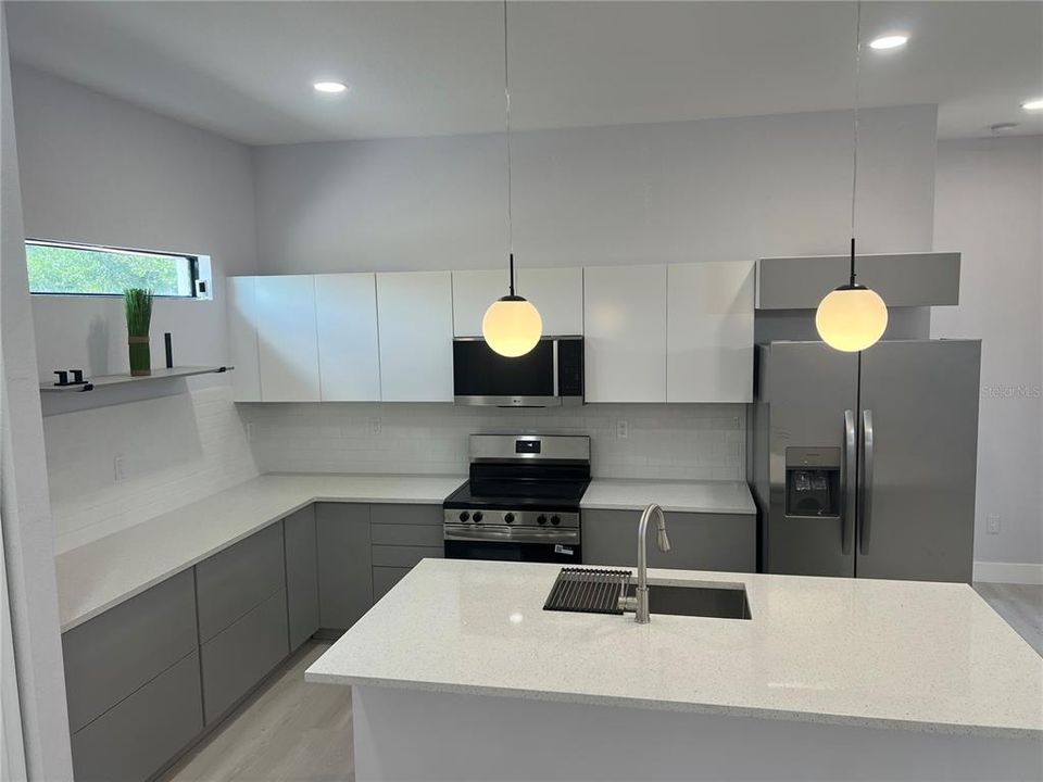 En Venta: $415,000 (4 camas, 2 baños, 1570 Pies cuadrados)