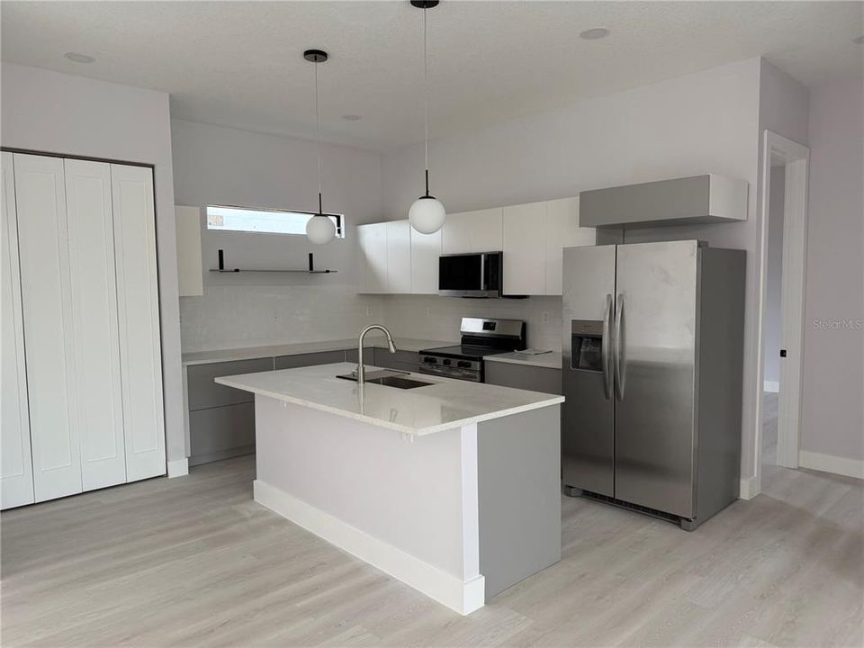 На продажу: $399,000 (4 спален, 2 ванн, 1570 Квадратных фут)