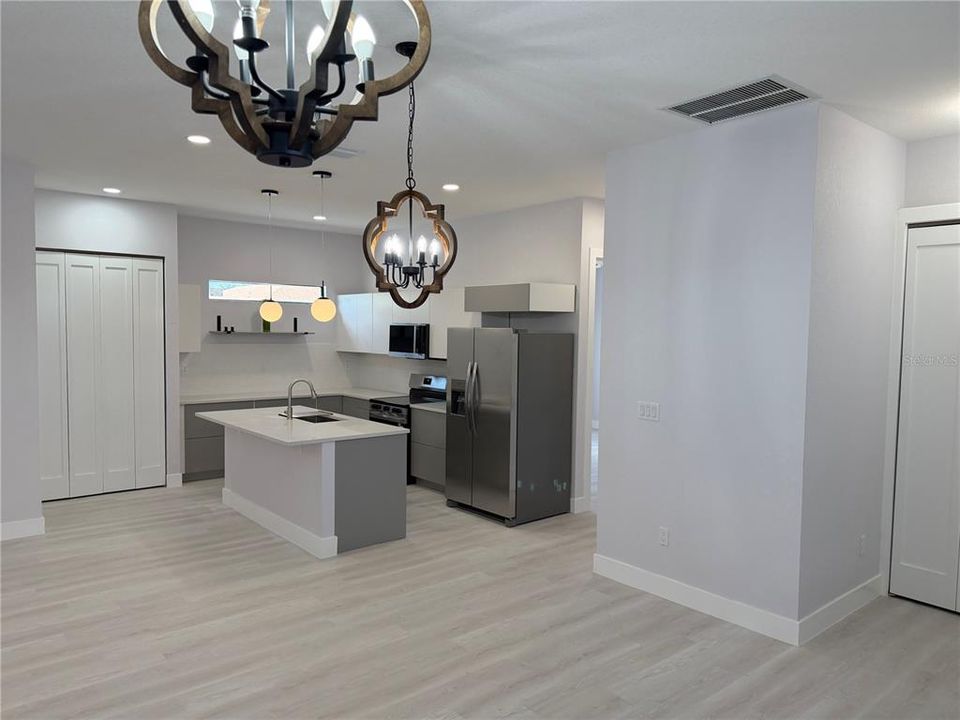 En Venta: $415,000 (4 camas, 2 baños, 1570 Pies cuadrados)