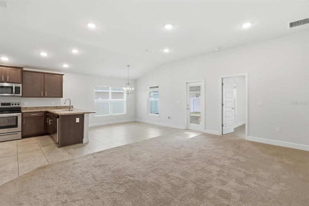 На продажу: $239,900 (3 спален, 2 ванн, 1422 Квадратных фут)