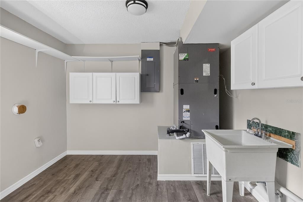 En Venta: $469,000 (5 camas, 2 baños, 2400 Pies cuadrados)