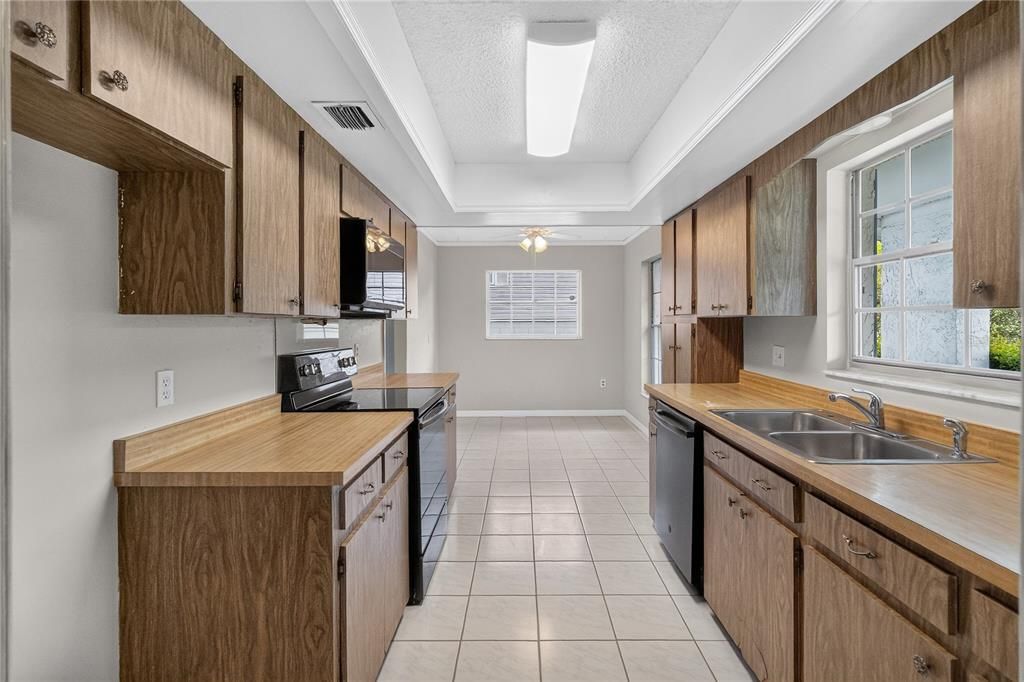 En Venta: $469,000 (5 camas, 2 baños, 2400 Pies cuadrados)
