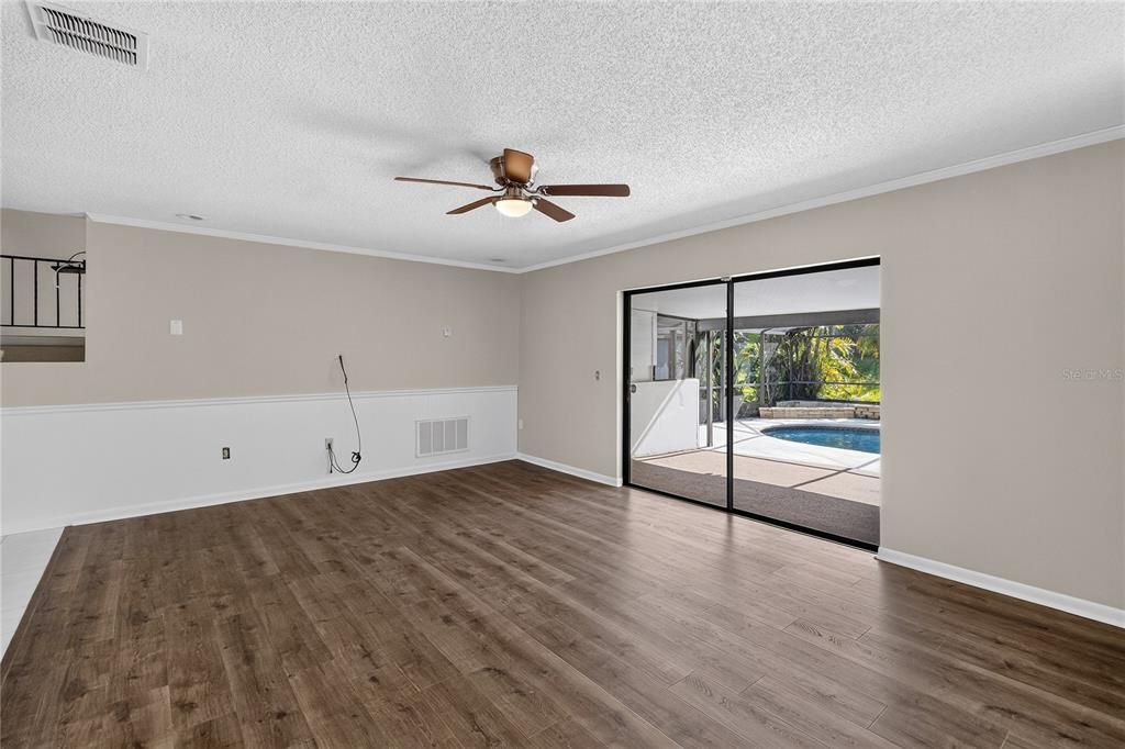 En Venta: $469,000 (5 camas, 2 baños, 2400 Pies cuadrados)