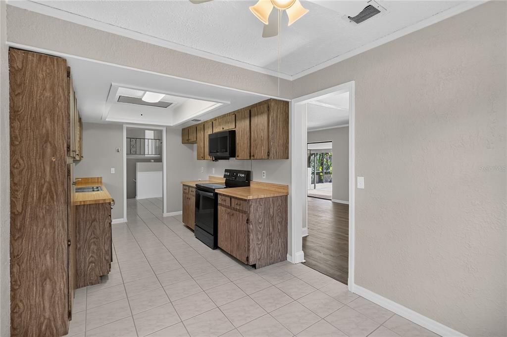 En Venta: $469,000 (5 camas, 2 baños, 2400 Pies cuadrados)
