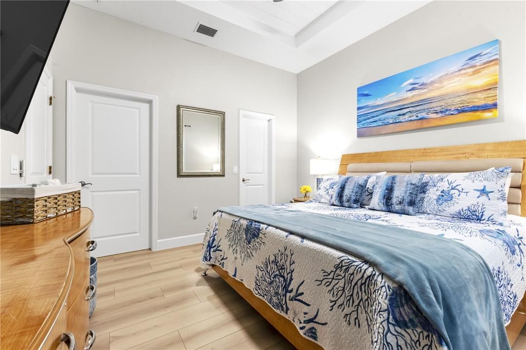 For Sale: $1,075,000 (6 beds, 4 baths, 2450 Square Feet)