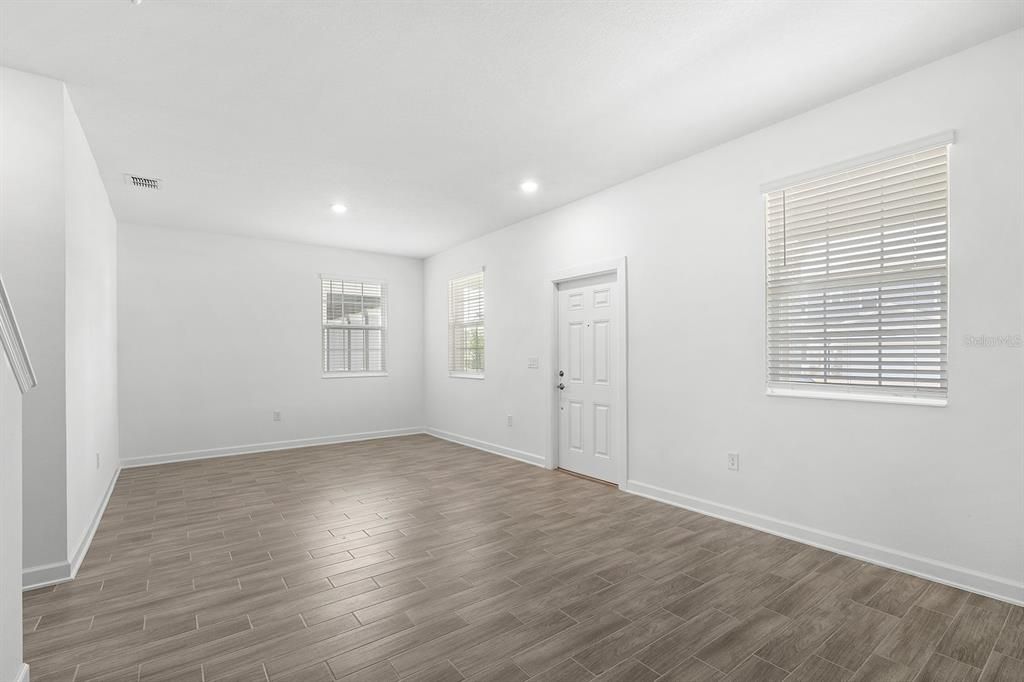 For Rent: $2,400 (3 beds, 2 baths, 1755 Square Feet)