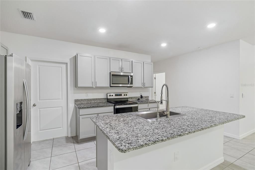 En Venta: $514,900 (5 camas, 3 baños, 2447 Pies cuadrados)