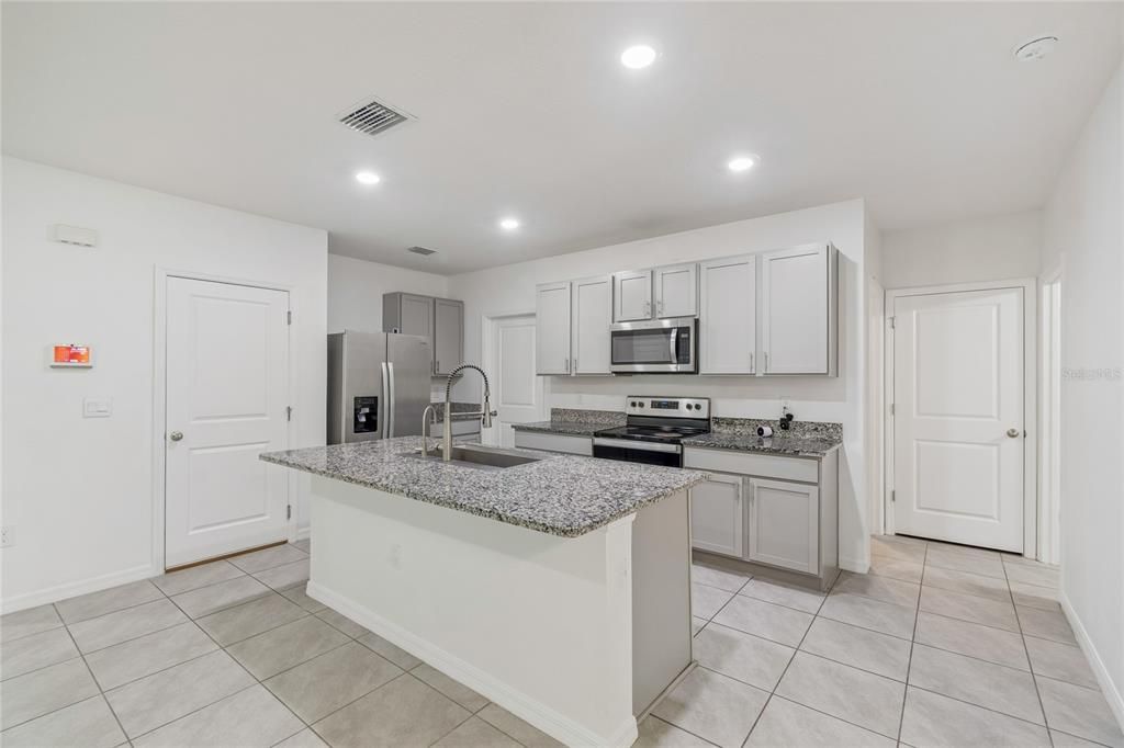 En Venta: $514,900 (5 camas, 3 baños, 2447 Pies cuadrados)