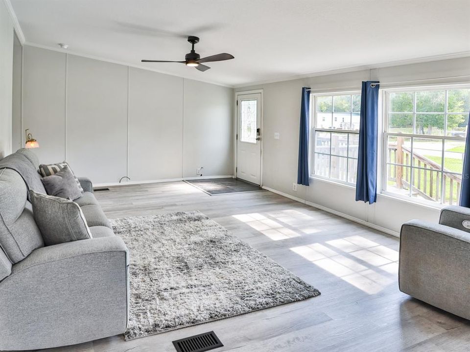 En Venta: $319,900 (4 camas, 2 baños, 2128 Pies cuadrados)
