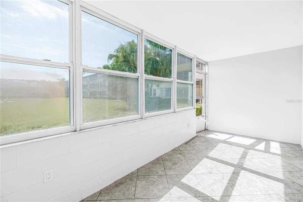 For Sale: $110,000 (1 beds, 1 baths, 720 Square Feet)