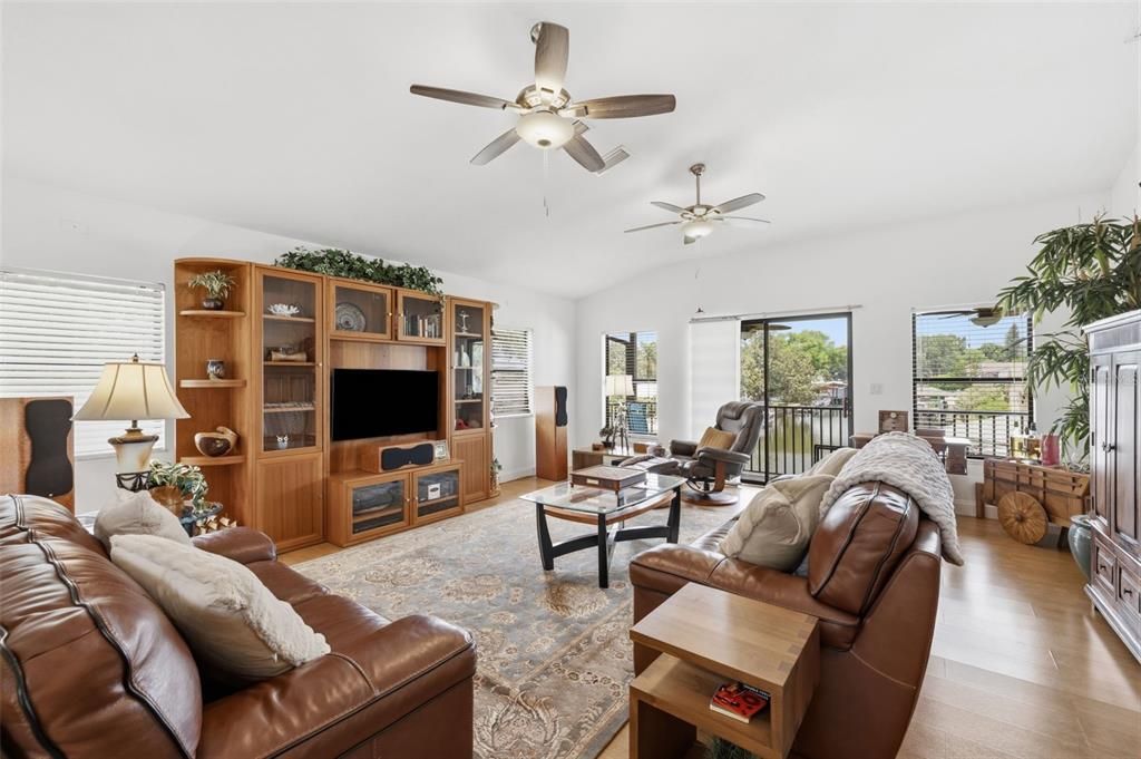 En Venta: $968,000 (4 camas, 3 baños, 3172 Pies cuadrados)
