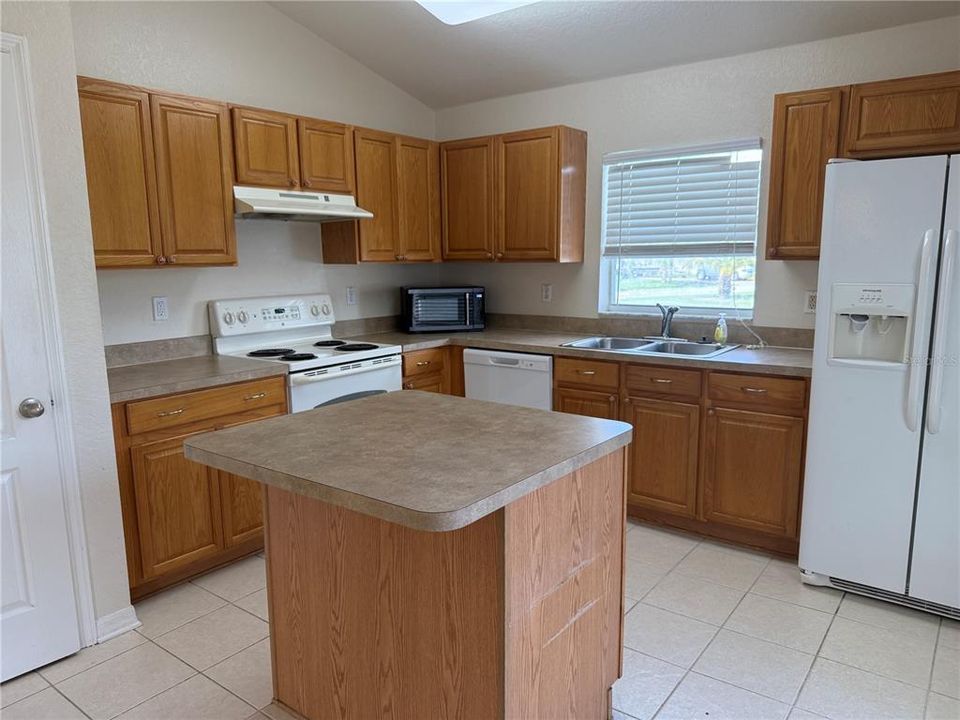 Activo con contrato: $250,000 (3 camas, 2 baños, 1686 Pies cuadrados)