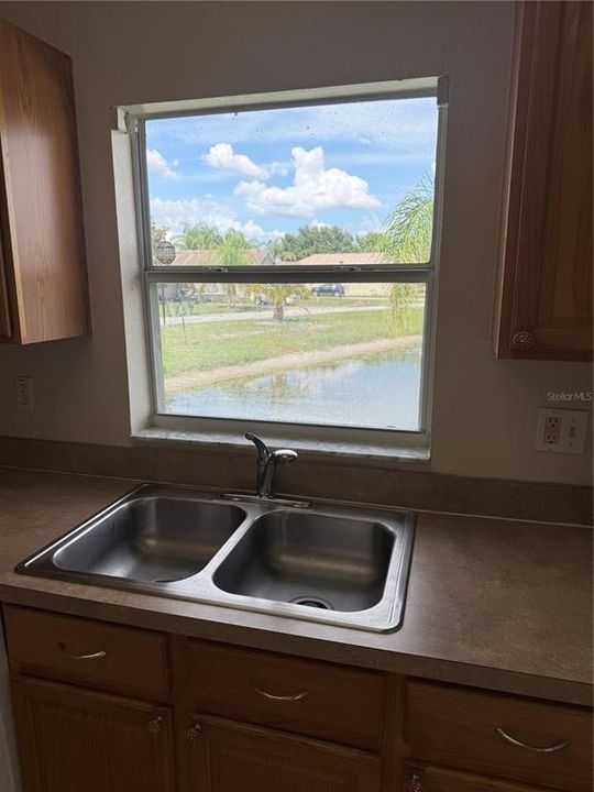 Activo con contrato: $250,000 (3 camas, 2 baños, 1686 Pies cuadrados)