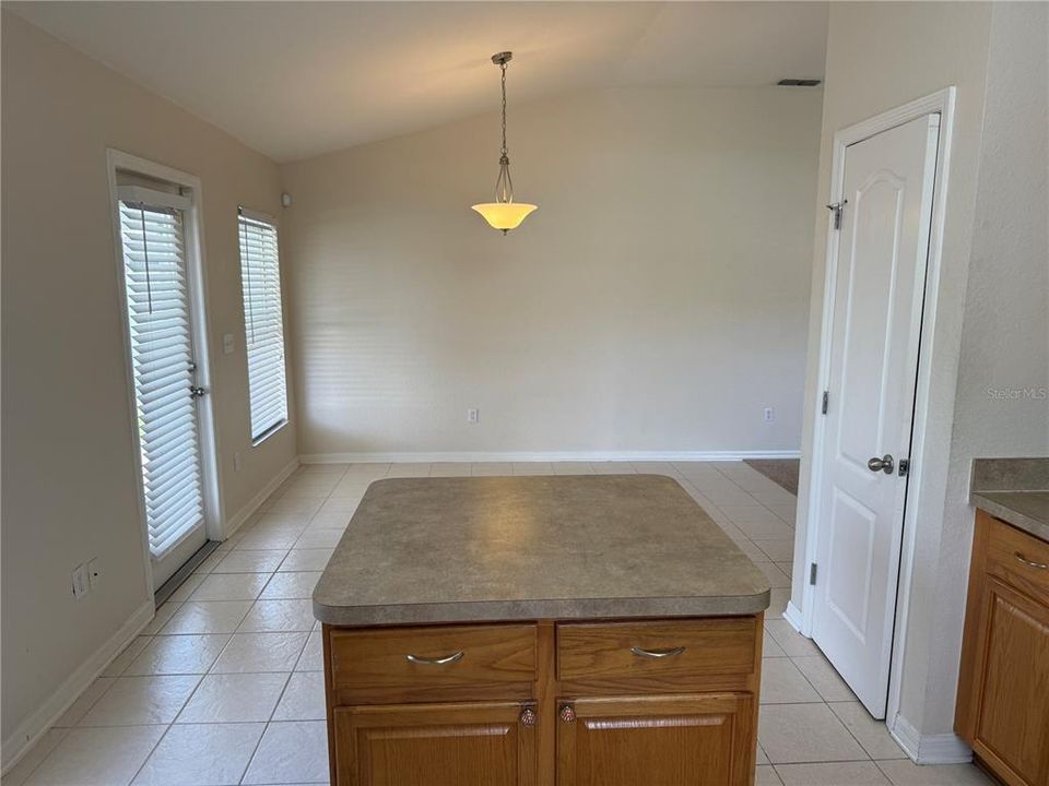 Activo con contrato: $250,000 (3 camas, 2 baños, 1686 Pies cuadrados)