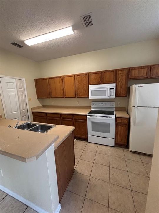 В аренду: $1,895 (3 спален, 2 ванн, 1384 Квадратных фут)