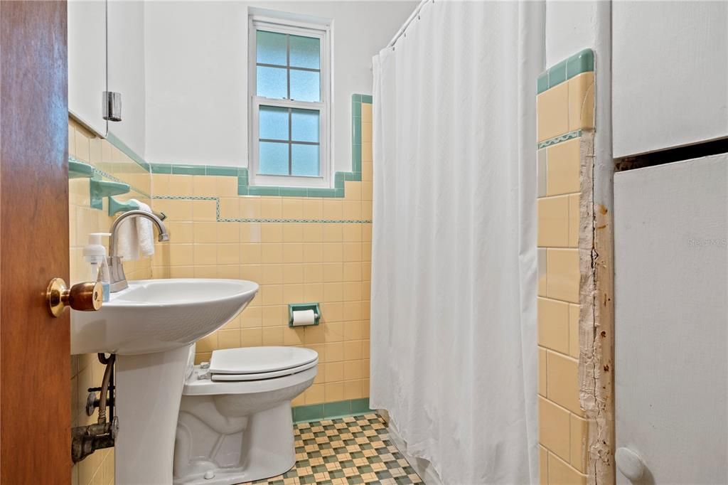 На продажу: $219,900 (3 спален, 2 ванн, 1352 Квадратных фут)