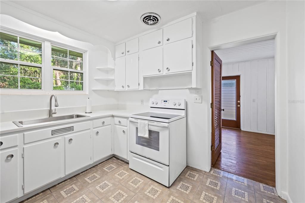 На продажу: $219,900 (3 спален, 2 ванн, 1352 Квадратных фут)