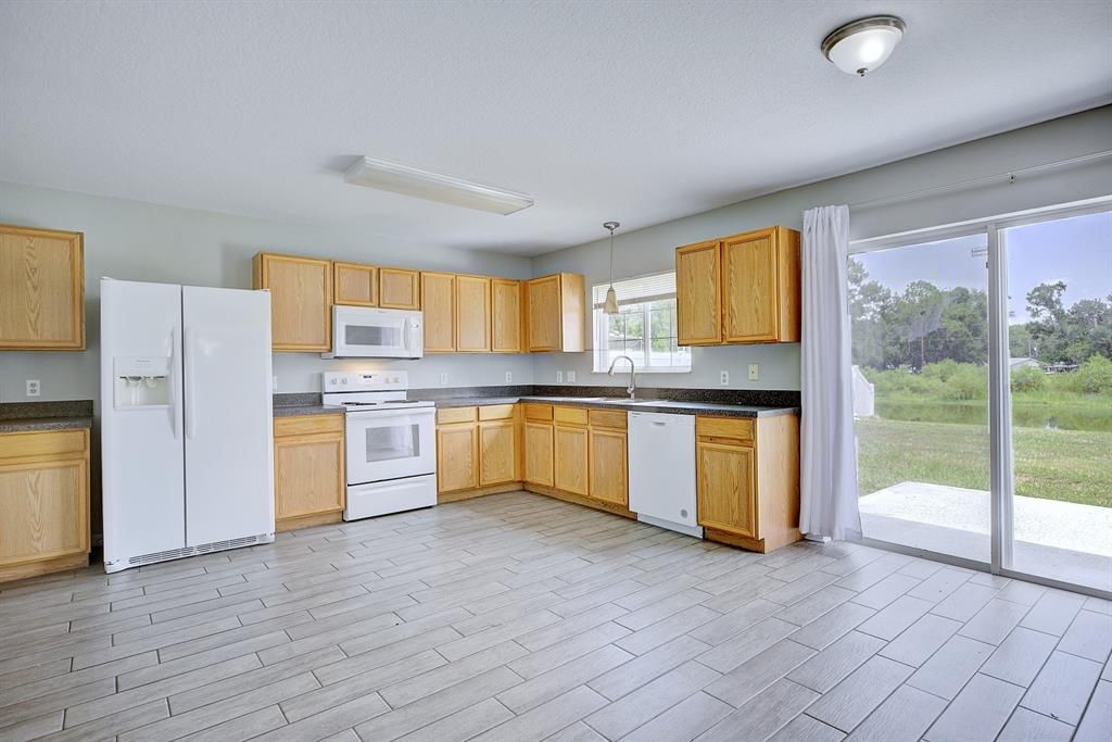 En Venta: $359,900 (4 camas, 2 baños, 2885 Pies cuadrados)