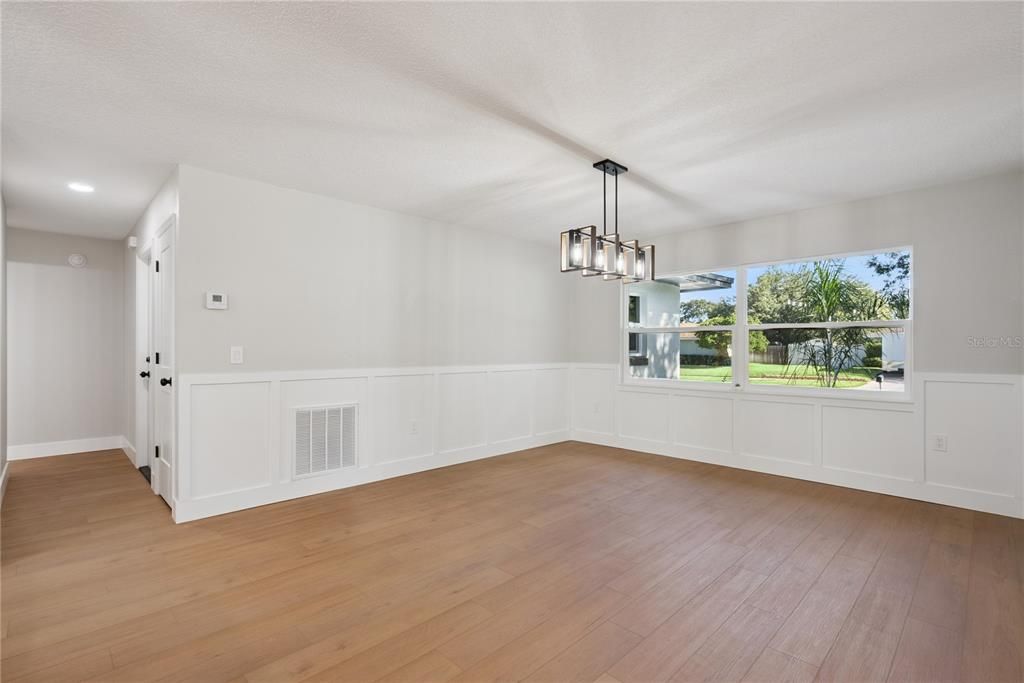 En Venta: $599,900 (4 camas, 2 baños, 1951 Pies cuadrados)