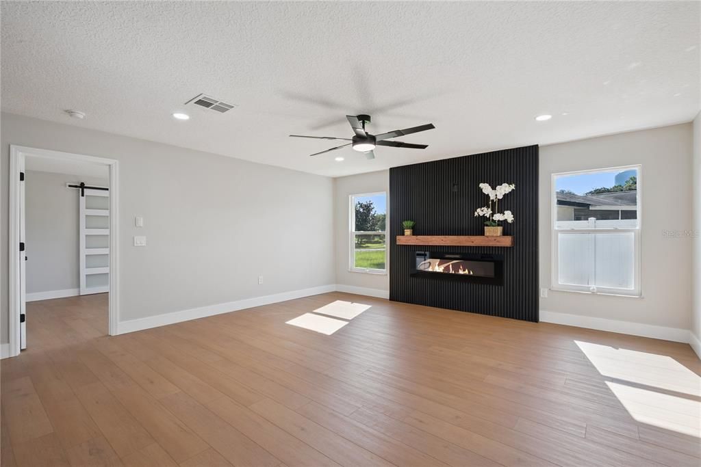 En Venta: $599,900 (4 camas, 2 baños, 1951 Pies cuadrados)