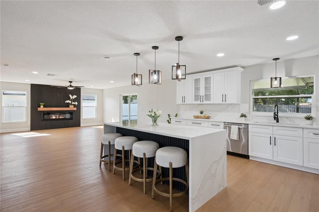 En Venta: $599,900 (4 camas, 2 baños, 1951 Pies cuadrados)