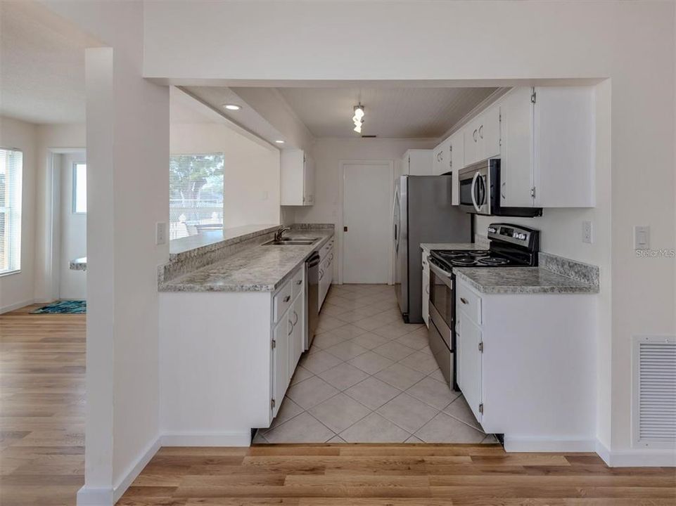 For Rent: $2,400 (2 beds, 2 baths, 1295 Square Feet)