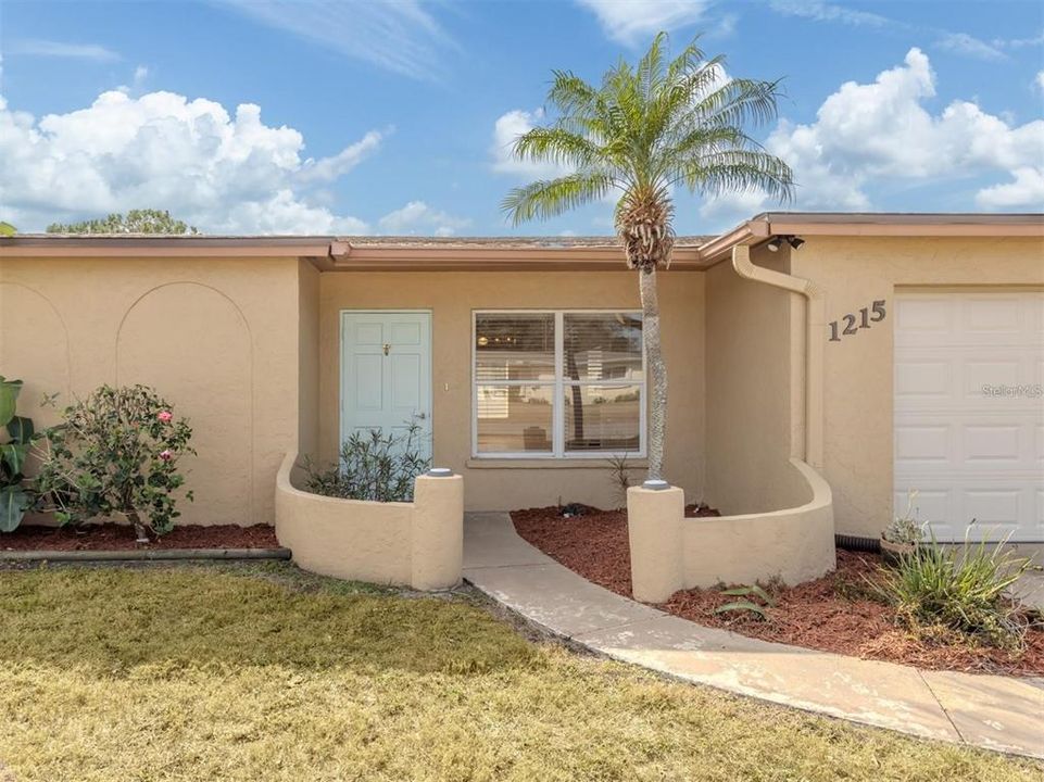 For Rent: $2,400 (2 beds, 2 baths, 1295 Square Feet)