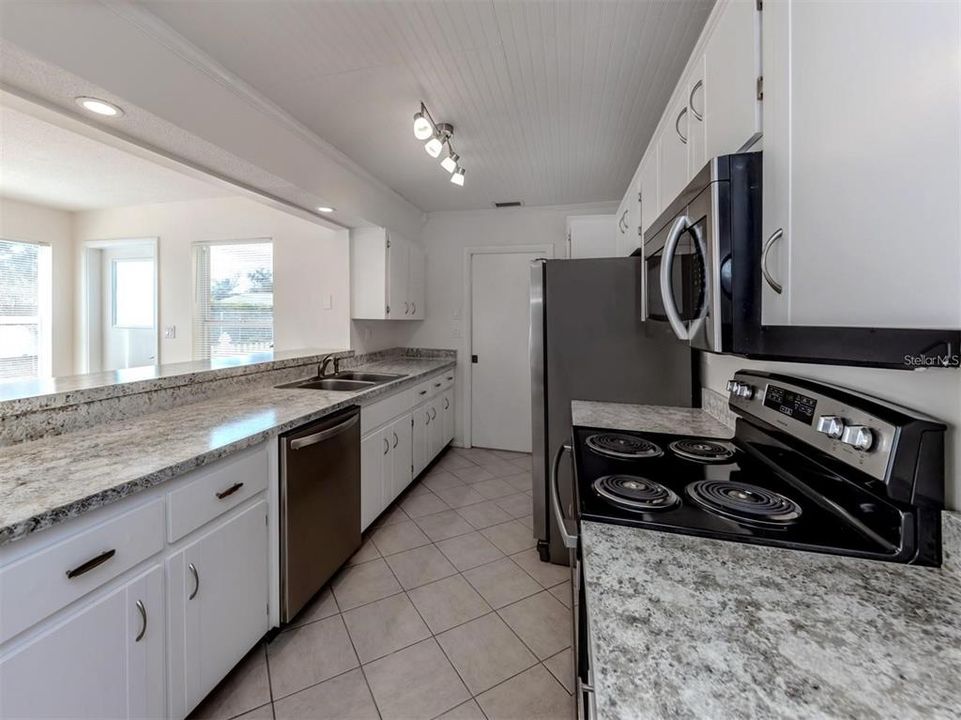 For Rent: $2,400 (2 beds, 2 baths, 1295 Square Feet)