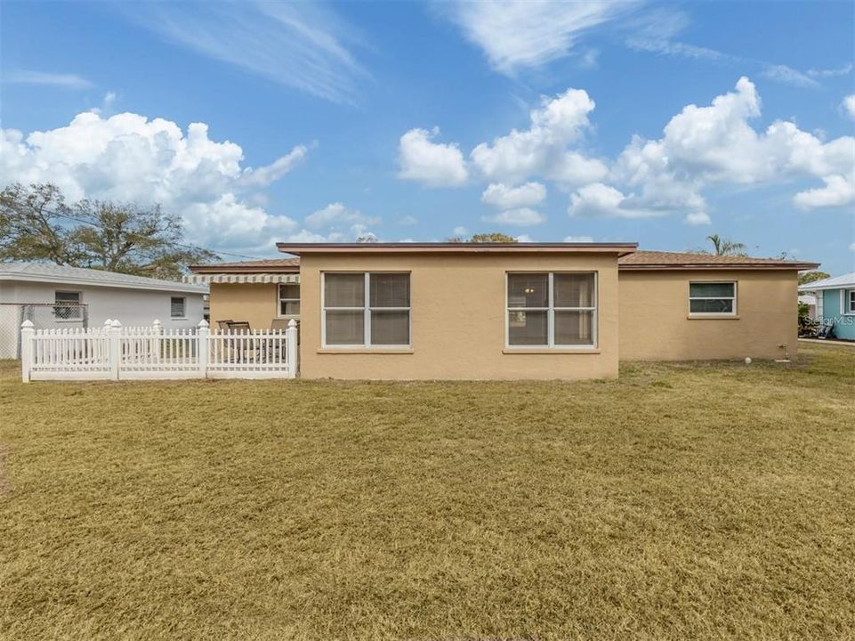 For Rent: $2,400 (2 beds, 2 baths, 1295 Square Feet)