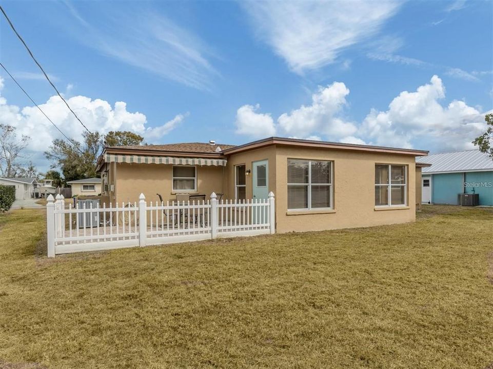For Rent: $2,400 (2 beds, 2 baths, 1295 Square Feet)