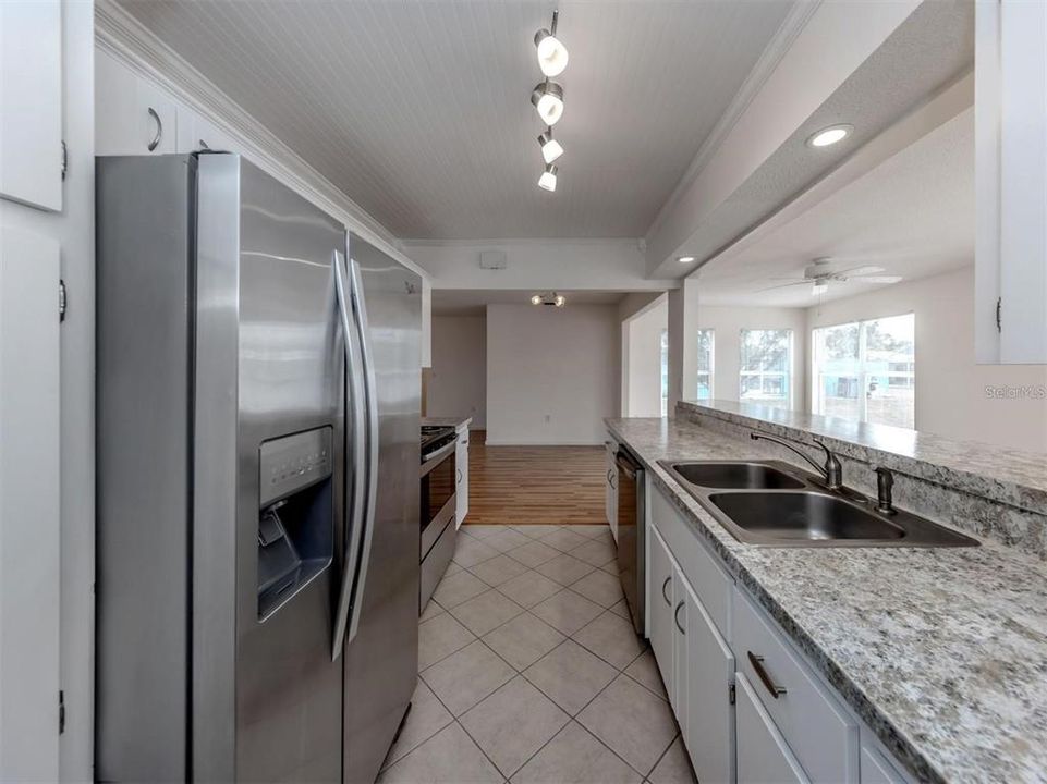 For Rent: $2,400 (2 beds, 2 baths, 1295 Square Feet)