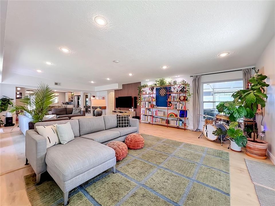 Activo con contrato: $624,900 (4 camas, 2 baños, 1933 Pies cuadrados)