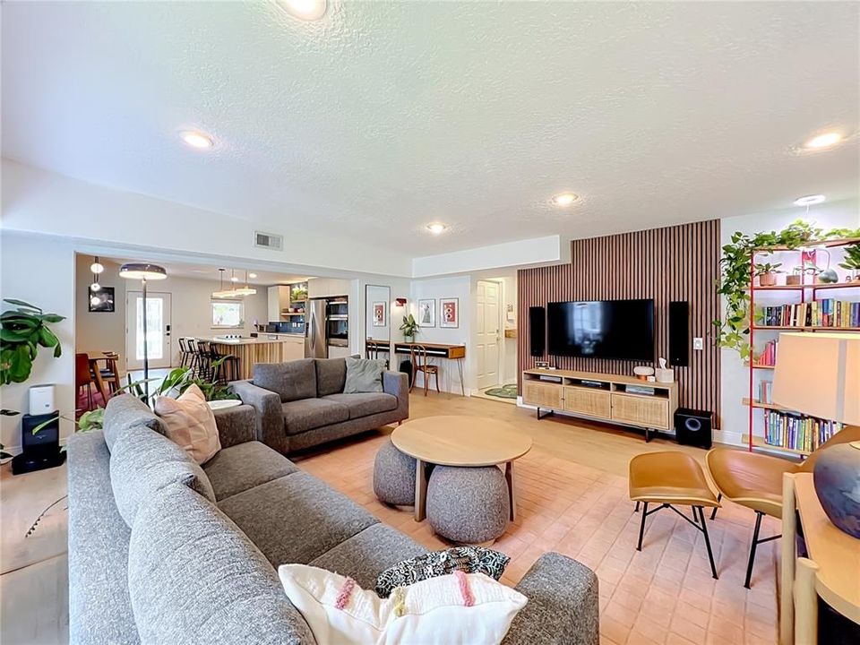 Activo con contrato: $624,900 (4 camas, 2 baños, 1933 Pies cuadrados)