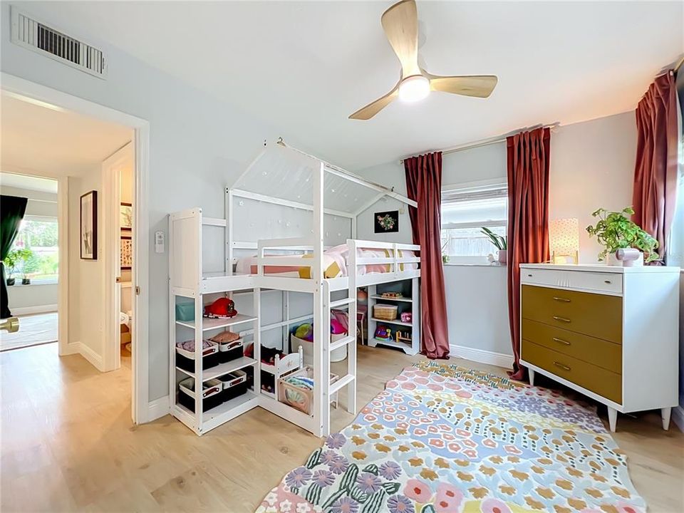 Activo con contrato: $624,900 (4 camas, 2 baños, 1933 Pies cuadrados)