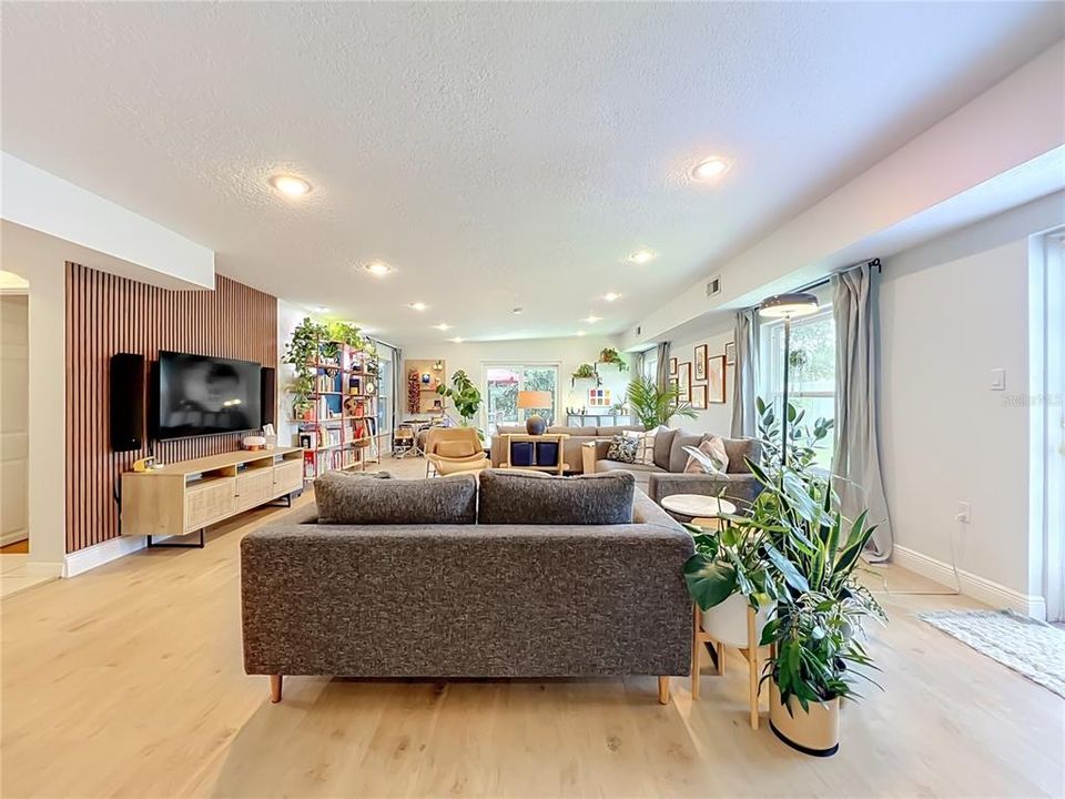 Activo con contrato: $624,900 (4 camas, 2 baños, 1933 Pies cuadrados)