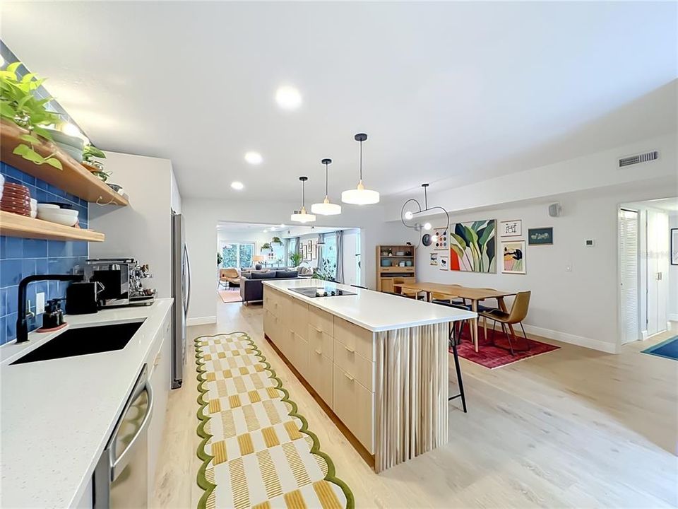 Activo con contrato: $624,900 (4 camas, 2 baños, 1933 Pies cuadrados)
