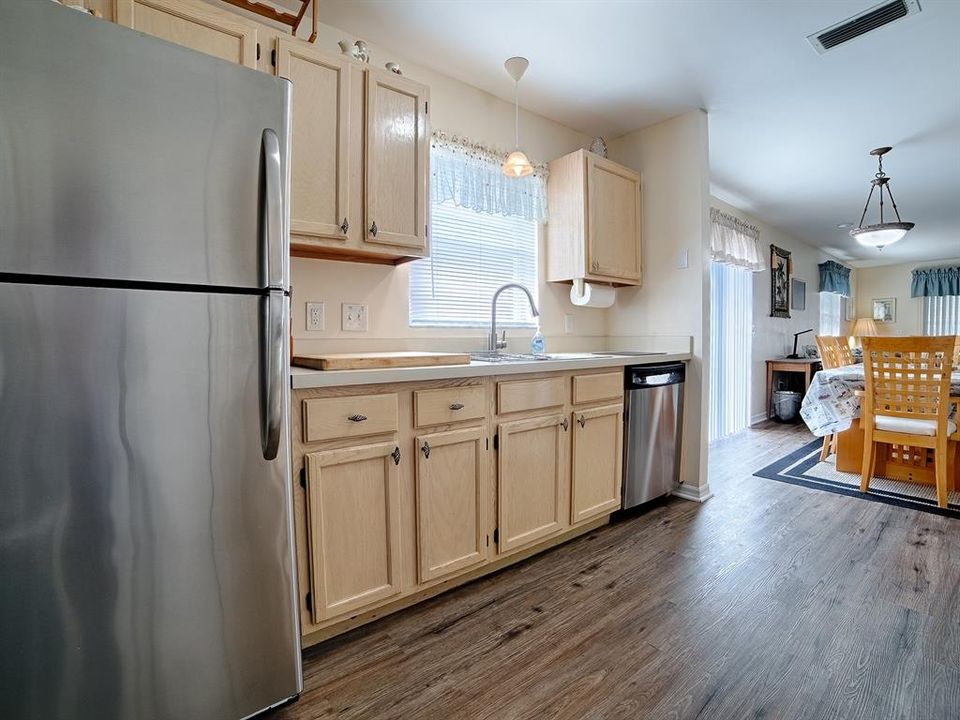 For Sale: $318,000 (2 beds, 2 baths, 1156 Square Feet)