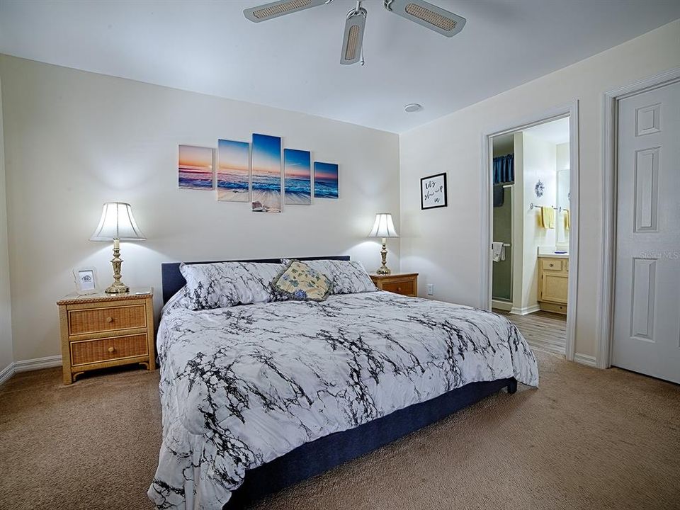For Sale: $318,000 (2 beds, 2 baths, 1156 Square Feet)