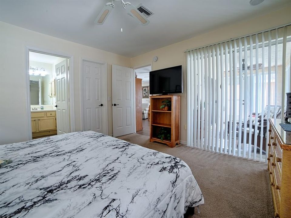 For Sale: $318,000 (2 beds, 2 baths, 1156 Square Feet)