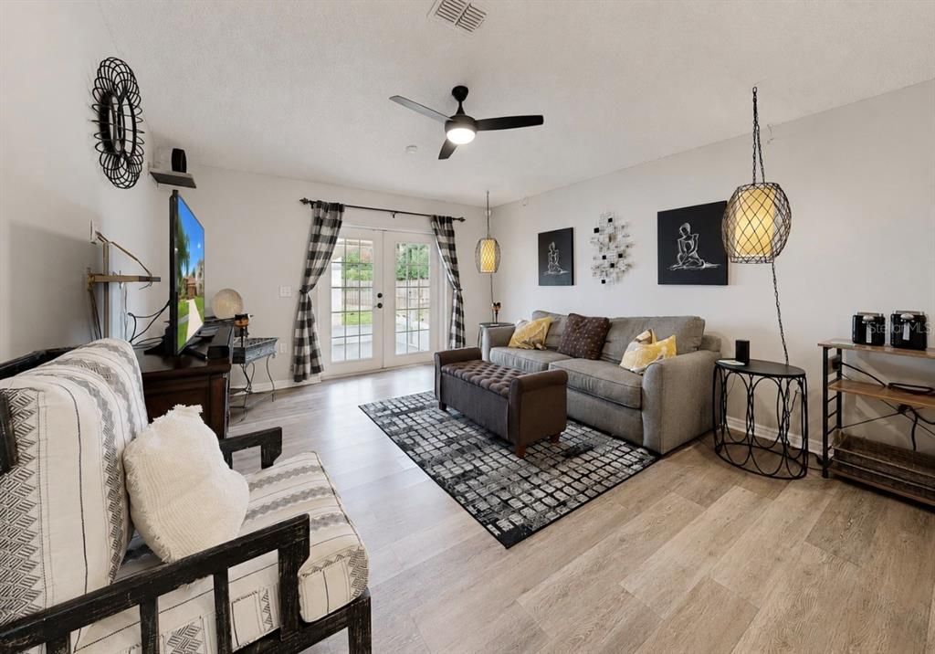 Под контрактом: $299,900 (3 спален, 2 ванн, 1617 Квадратных фут)