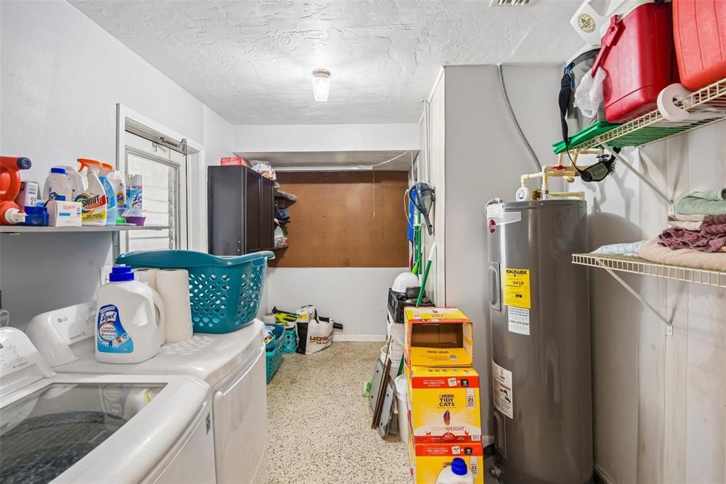 На продажу: $314,999 (3 спален, 2 ванн, 1904 Квадратных фут)