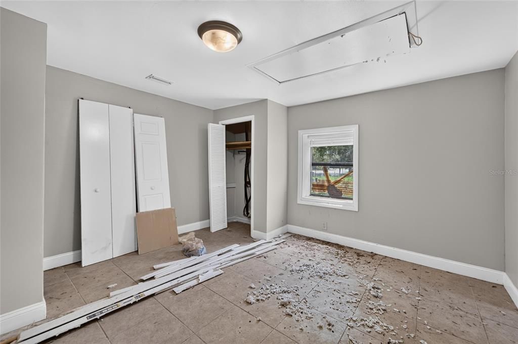 合同活跃: $249,000 (2 贝兹, 1 浴室, 897 平方英尺)