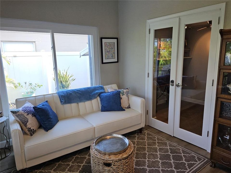 For Sale: $349,900 (2 beds, 1 baths, 1074 Square Feet)